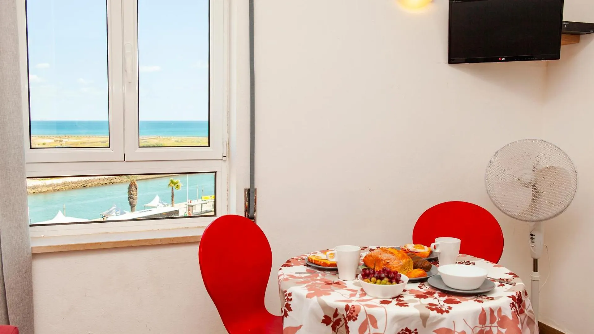 A38 - Rising Sun Top-Floor Flat 라고스 0*,  포르투갈